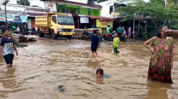 Banjir di Mampang Depok Bak Kolam Renang, Anak-Anak Asyik Bermain Air
