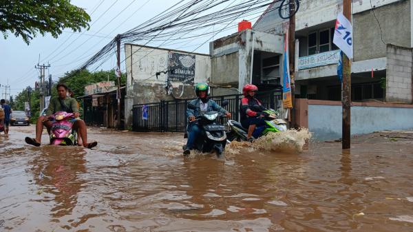 Banjir Rendam Jalan Raya Sawangan, Pramuka I, dan Kali Licin Depok