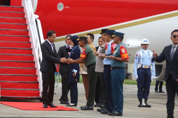 Pangdam Iskandar Muda Mayjen TNI Novi Helmy Prasetya Menyambut Kedatangan Presiden Joko Widodo
