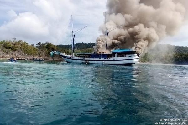 Terbakar di Perairan Raja Ampat, Kapal Wisata LoB Indosiren Bawa 15 Turis Asing dan 5 Dive Master