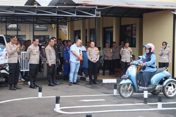 Polisi di Cirebon Berikan SIM D Gratis ke Penyandang Difabel: Semuanya Lulus Ujian