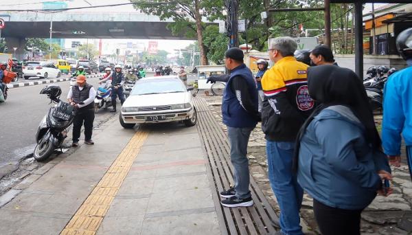 Geram Banyak Kendaraan Parkir di Trotoar, Sekda Kota Bandung: Itu Hak Pejalan Kaki!