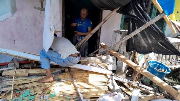 Truk LPG di Kota Probolinggo Sasak Rumah warga dan Warung