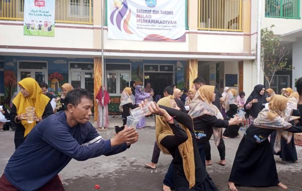 Heboh! Guru MI Muhammadiyah 27 Surabaya Dapat Surprise dari Komite Sekolah