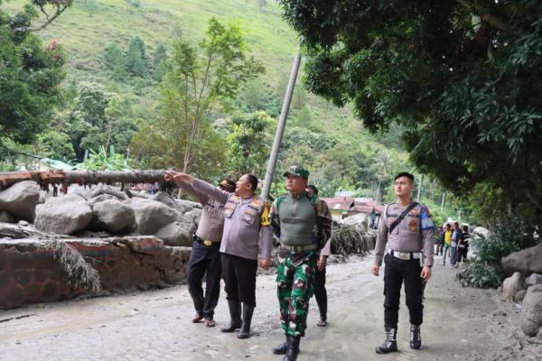 Polda Sumut Turunkan Personel Bantu Evakuasi Korban Bencana Longsor di Humbahas
