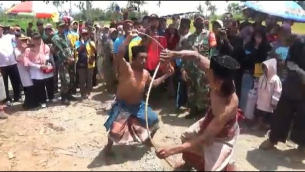 Mengenal Warisan Kebudayaan Tarian  Ojung Desa Bugeman Situbondo