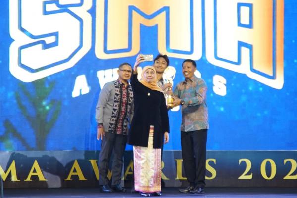 Khofifah Raih Gelar Bunda Pendidikan MKKS Jatim, Singgung Generasi di Indonesia Emas 2045