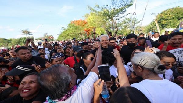 Jadi Buruan Swafoto hingga Dicurhati Pedagang Capres Ganjar Nikmati Car Free Day di Kupang