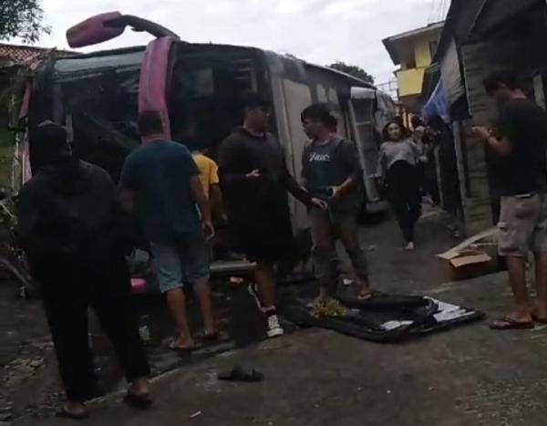 Bus Bawa Rombongan di Puncak Ciloto Alami Kecelakaan 11 Orang Luka Berat