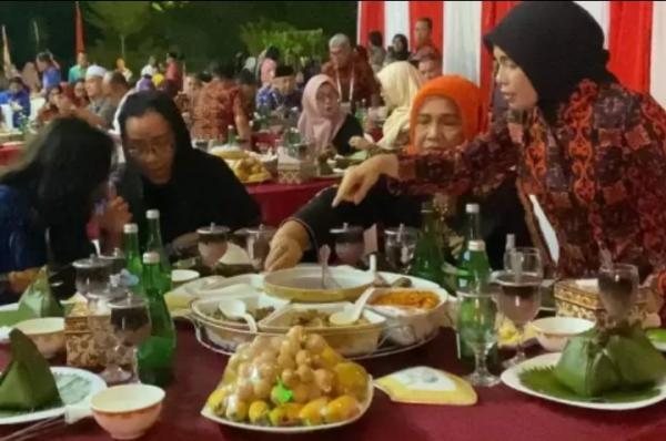 Siti Atikoh Ganjar Menikmati Kuliner Khas Aceh, dari Udeung Sabe hingga Es Timun Cincau