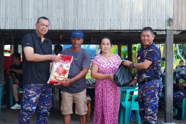 Kunjungi Pulau Ambo, Kapolda Sulbar Salurkan Bantuan Sembago Bagi Warga