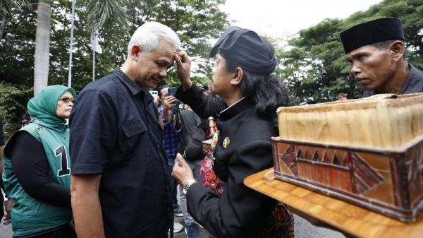 Ganjar Pranowo Diolesi Minyak Kedaton Dinobatkan jadi Warga Lombok, Pernah Dilakukan ke Bung Karno