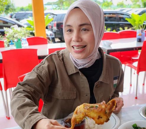 Kunjungi Aceh Siti Atikoh Menikmati Lezatnya Kuliner Ayam Pramugari