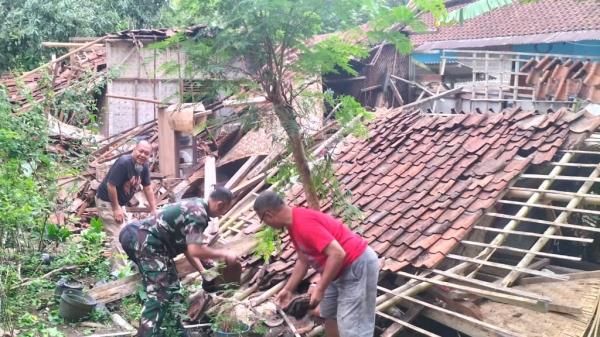 Rumah Ambruk di Ciamis usai Diguyur Hujan Kembali Terjadi, Aki Adang Selamat dari Maut