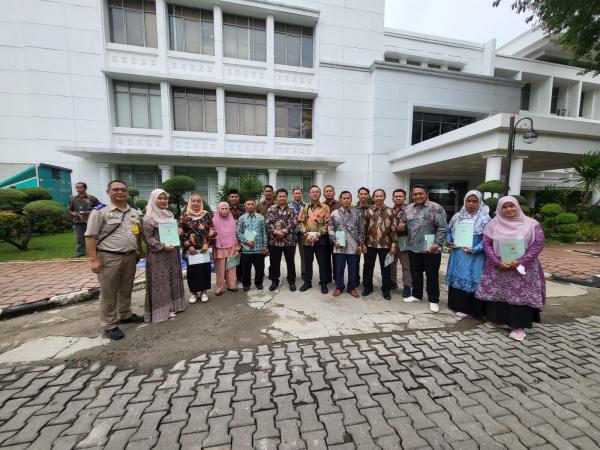 Didamping Indra Gunawan 20 Warga Depok Terima Sertifikat Tanah dari Presiden Jokowi di Istana Negara