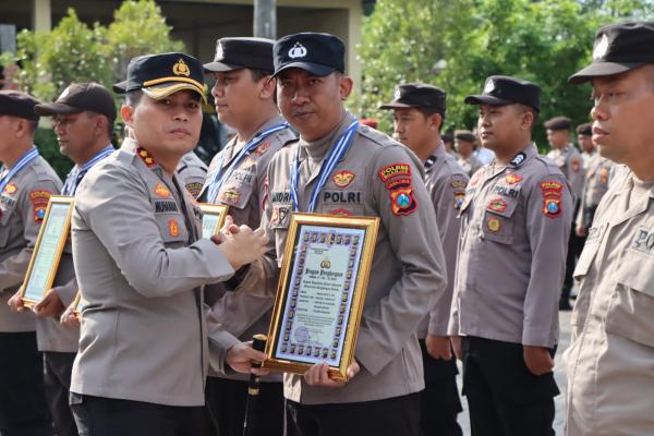 Kapolres Nganjuk Beri Penghargaan Kepada 23 Anggota Polri Atas Prestasinya