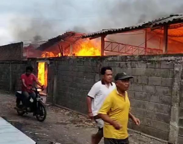 Puluhan Lapak Milik Pedagang Ikan di Pasar Leces Terbakar