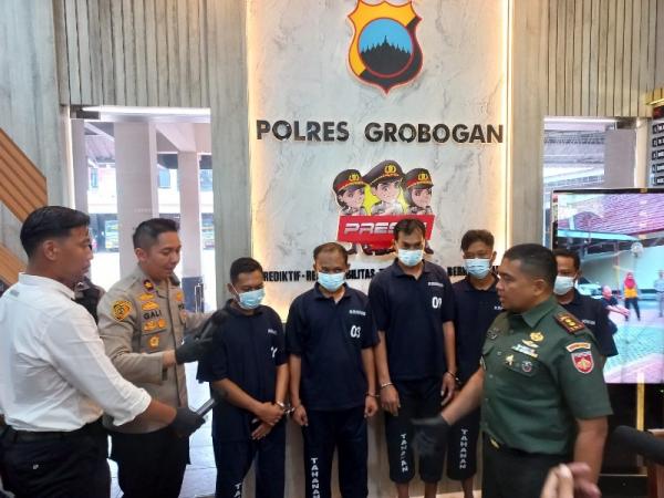 Rekan Anggota TNI Korban Pengeroyokan Hadir di Polres Pas Rilis, Begini Suasananya