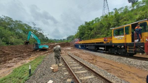 Foto Alat Berat Diturunkan Buka Jalur Kereta Api yang Tertimbun Longsor di Banyumas
