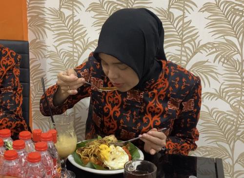 Di Tanah Rencong Aceh, Siti Atikoh Nikmati Lezatnya Mie Aceh