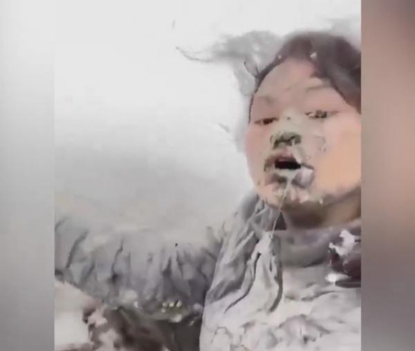 Viral Video Wanita Pasrah Usai Terkena Semburan Erupsi Gunung Marapi