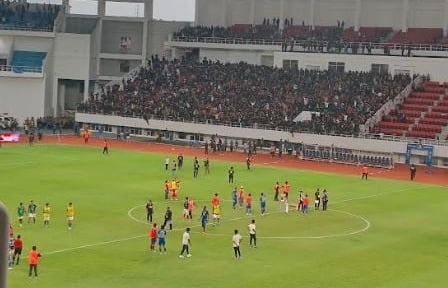 Laga PSIS Semarang vs PSS Sleman di Stadion Jatidiri Diwarnai Kericuhan
