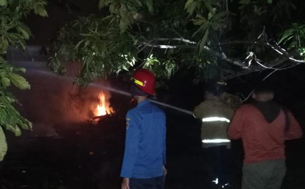 Korsleting Listrik Sebabkan Rumah dan Bekas Kandang Sapi di Penawangan Grobogan Terbakar