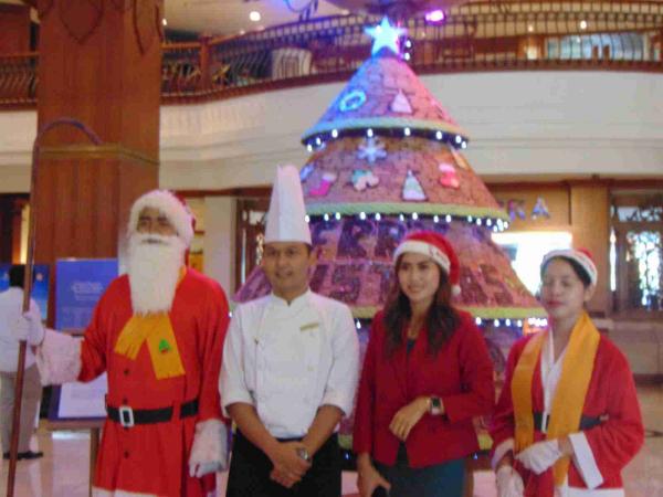Jelang Nataru 2023, The Sunan Hotel Solo Rangkai Permen dan Kue Jahe Jadi Penghias Ikon Natal
