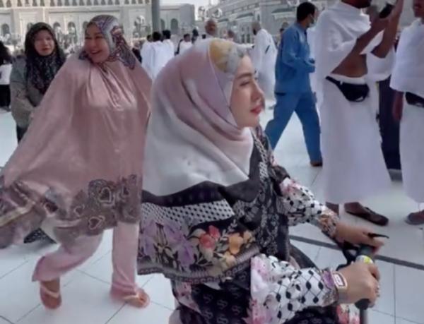 Gaya Shella Saukia Mengendarai Koper Listrik di Mekkah Jadi Sorotan Netizen