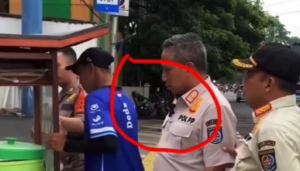 Kasat Pol PP Depok Dikritik Usai Usir Pedagang Nasi Kuning, Motor Parkir di Trotoar Tak Ditindak