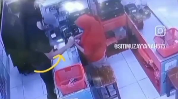 Viral !!   Video Rekaman CCTV Aksi Hipnotis Kepada Kasir Swalayan