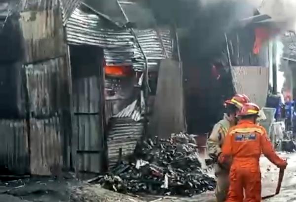 Kebakaran Lalap Lapak Rongsokan di Depok, Diduga Akibat Pembakaran Barang Bekas