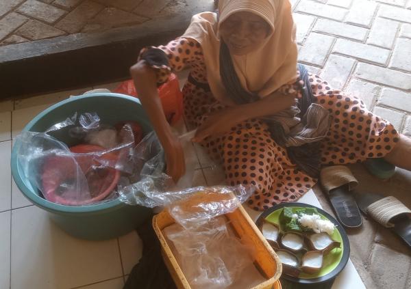 Mak Nati, Penjual Orog-orog asal Labuan Pandeglang yang Tetap Semangat Meski Tubuh tak Lagi Muda