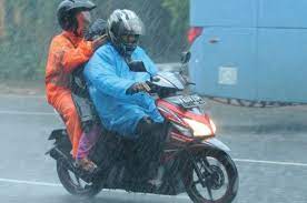 Musim Hujan telah Tiba, ini Tips Memilih Jas Hujan yang Tepat bagi Pengendara Motor