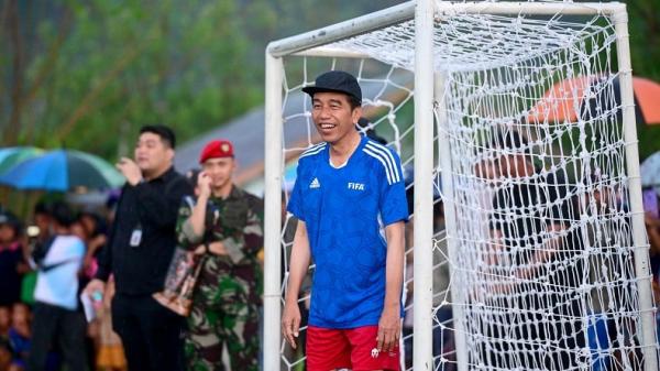 Lawan Basuki Hadimuljono Momen Presiden Jokowi Main Sepak Bola di Flores NTT