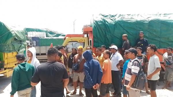Puluhan Sopir Truck Ekspedisi di Waingapu Kecewa Tidak Diangkut oleh KM Egon ke Surabaya