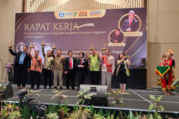 Untag Surabaya Raih Penghargaan Dua Kategori Terbaik Anugerah Kampus Unggulan 2023