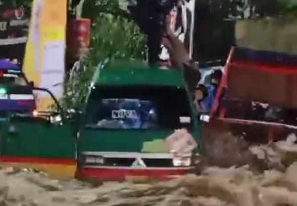 Banjir Bandang di Cimahi, Angkot Terseret Arus Deras