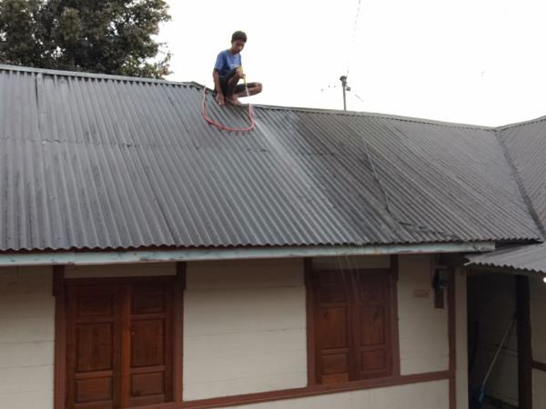 Takut Merusak, Warga Candung Mulai Bersihan Debu Erupsi Gunung Marapi di Atap Rumah