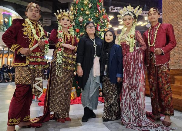 Gelaran Asmaradhana Fashion Show Kenalkan Busana Pengantin Jawa Timuran