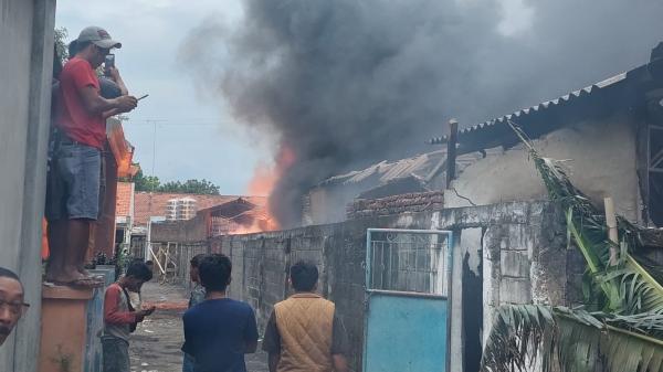 Ratusan Lapak Terbakar di Pasar Leces, Kerugian Ditaksir Capai Rp 1 Miliar