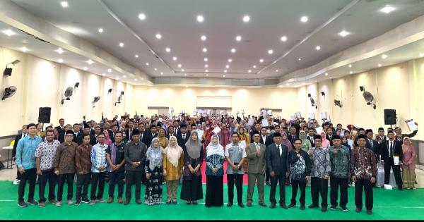 Rektor Universitas Hamzanwadi Kukuhkan 446 Mahasiswa Program Profesi Guru