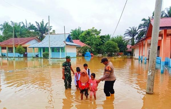 Banjir di Bonai Darussalam, TNI Polri Bantu Siswa Lewati Genangan Air