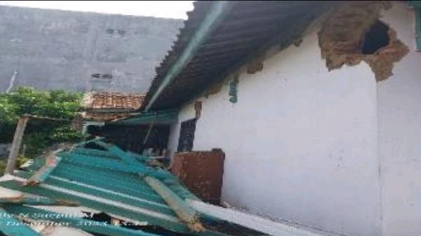 Dampak Cuaca Ekstrem di Tasikmalaya, 4 Atap Rumah Ambruk dan 2 Tembok Penahan Tebing Ambrol