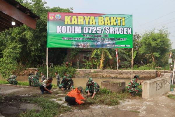 Cegah DBD, Ratusan TNI Bersama Warga Bersihkan Selokan dan Sungai