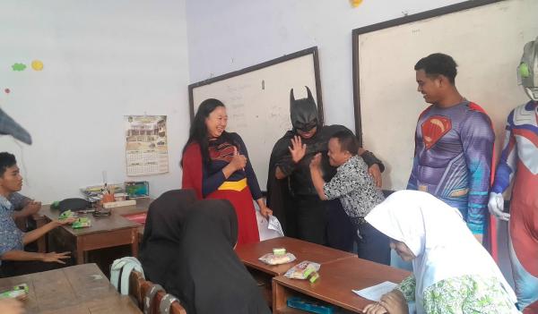 Berkostum Superhero, Pegiat Sosial Hibur Anak SLB Peringati Hari Difabel Internasional di Sukoharjo