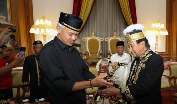 Kunjungi Kedaton Kutai Kartanegara, Ganjar Berkomitmen Dukung Pelestarian Kesultanan Nusantara