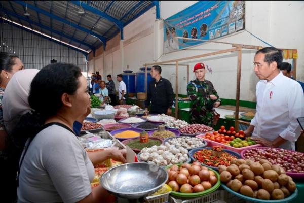 Pastikan Harga Kebutuhan Pokok di NTT Presiden Jokowi Kunjungi Pasar Oebobo di Kupang