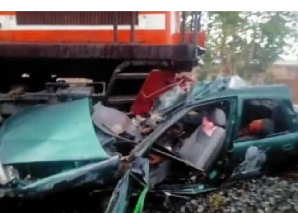 Kecelakaan Tragis Kereta Kuala Stabas Tabrak Mobil Sedan, 3 Orang Tewas