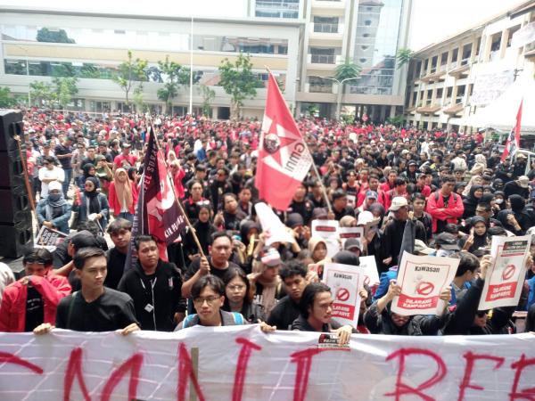 Ribuan Mahasiswa Surabaya Gelar Aksi Tolak Politik Dinasti di Untag Surabaya